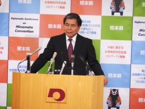 記者からの質問に答える蒲島知事の写真