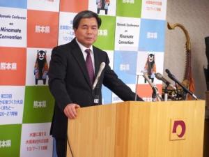 記者からの質問に答える蒲島知事の写真