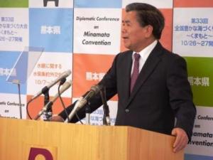 記者からの質問に答える蒲島知事の写真