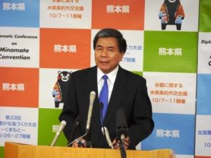 コメントする蒲島知事の写真