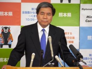 記者からの質問に答える蒲島知事の写真