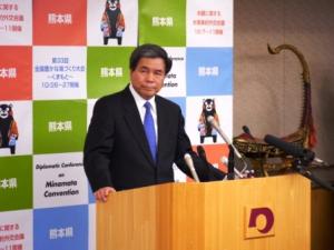 記者からの質問に答える蒲島知事の写真