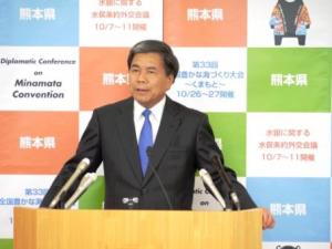 コメントする蒲島知事の写真