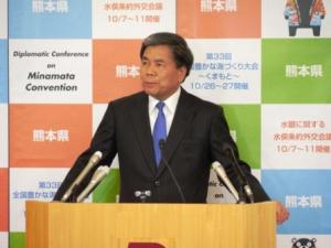 記者からの質問に答える蒲島知事の写真