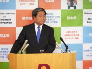 記者からの質問に答える蒲島知事の写真