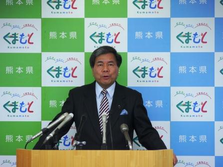 コメントする蒲島知事の写真