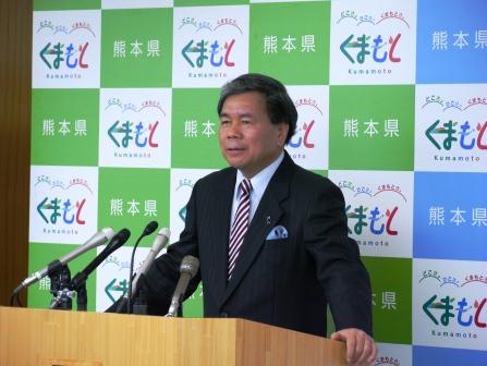 コメントする蒲島知事の写真