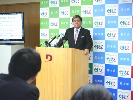 記者からの質問に答える蒲島知事の写真