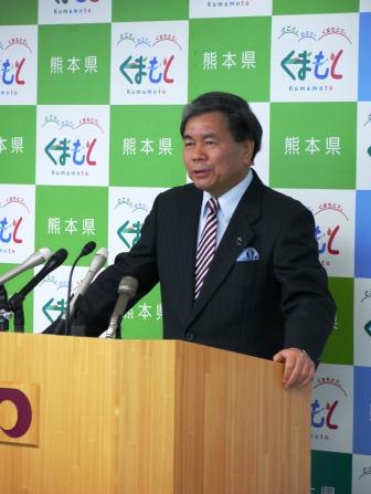 記者からの質問に答える蒲島知事の写真