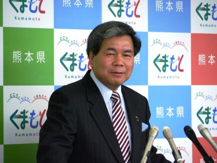 記者からの質問に答える蒲島知事の写真