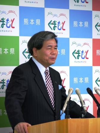 記者からの質問に答える蒲島知事の写真