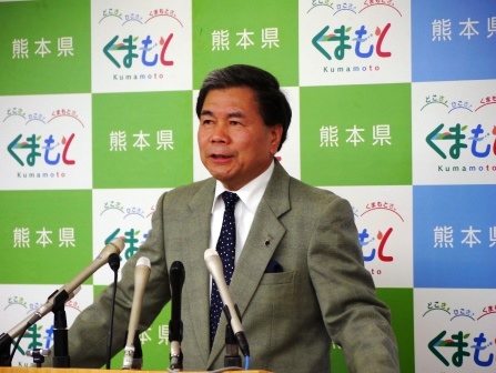 コメントする蒲島知事の写真