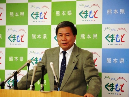 記者からの質問に答える蒲島知事の写真