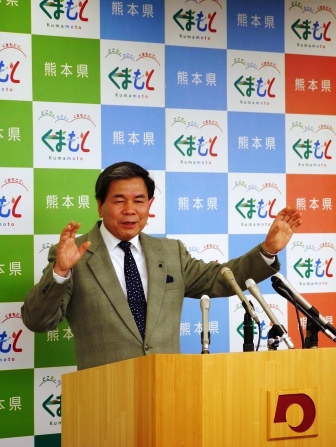 記者からの質問に答える蒲島知事の写真