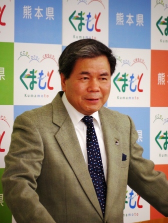 記者からの質問に答える蒲島知事の写真