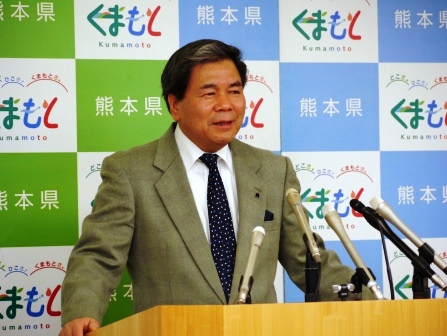 記者からの質問に答える蒲島知事の写真