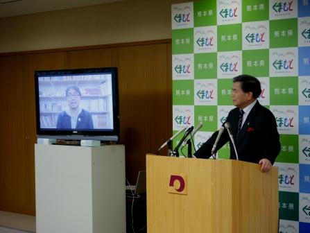 コメントする蒲島知事の写真