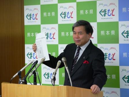 コメントする蒲島知事の写真
