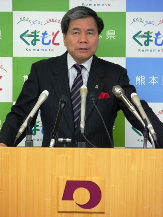 コメントする蒲島知事の写真