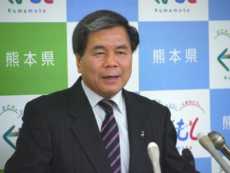 記者からの質問に答える蒲島知事の写真
