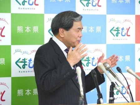 記者からの質問に答える蒲島知事の写真