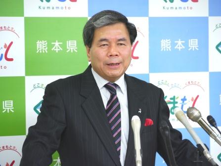 記者からの質問に答える蒲島知事の写真