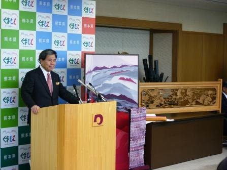 コメントする蒲島知事の写真