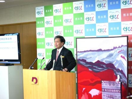 コメントする蒲島知事の写真