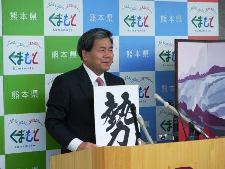 記者からの質問に答える蒲島知事の写真