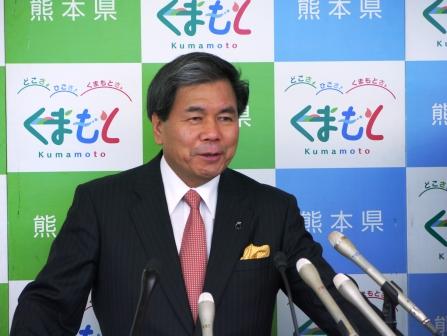 記者からの質問に答える蒲島知事の写真