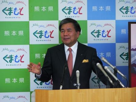 記者からの質問に答える蒲島知事の写真