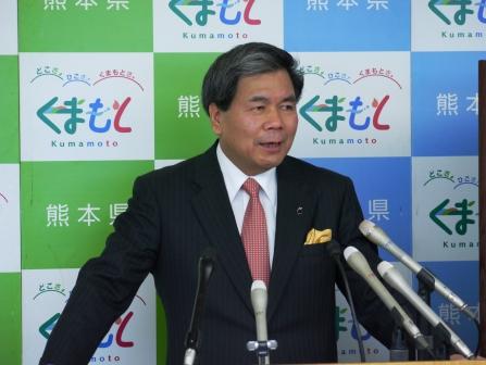 記者からの質問に答える蒲島知事の写真