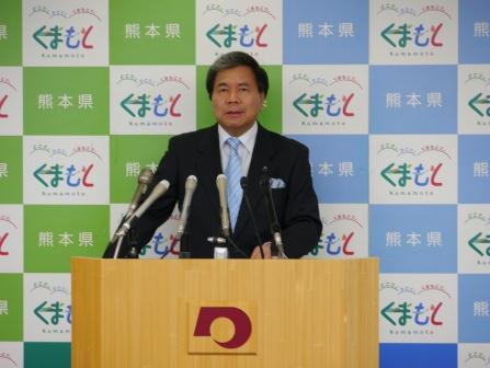 コメントする蒲島知事の写真