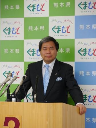 記者からの質問に答える蒲島知事の写真