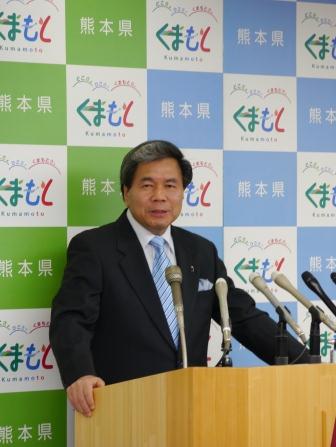 記者からの質問に答える蒲島知事の写真