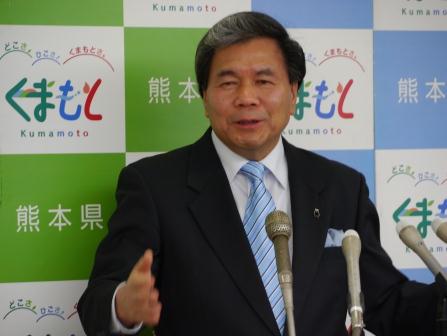 記者からの質問に答える蒲島知事の写真