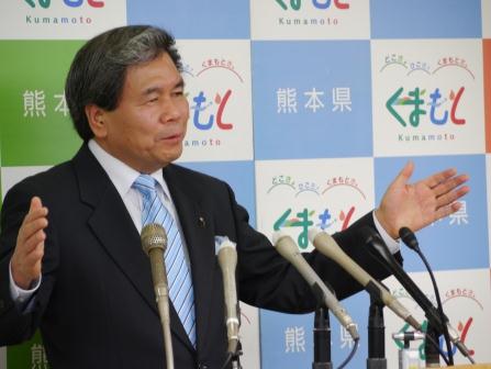 記者からの質問に答える蒲島知事の写真