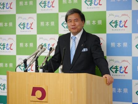 記者からの質問に答える蒲島知事の写真