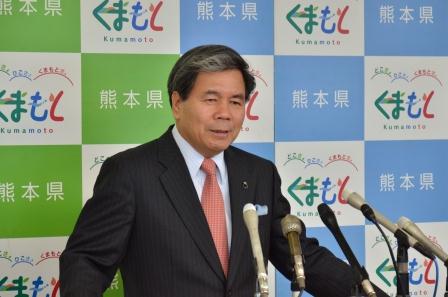 記者からの質問に答える蒲島知事の写真