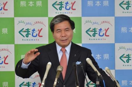 記者からの質問に答える蒲島知事の写真