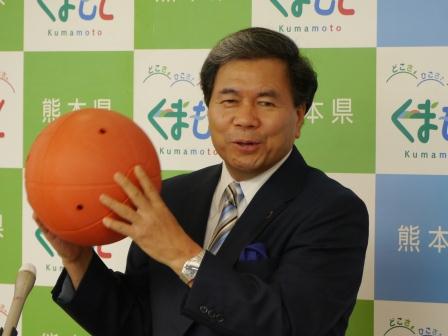 ゴールボールのボールを持つ知事