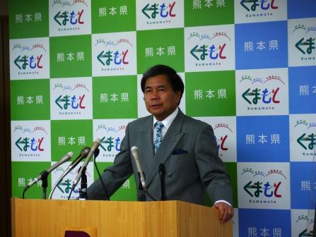 コメントする蒲島知事の写真
