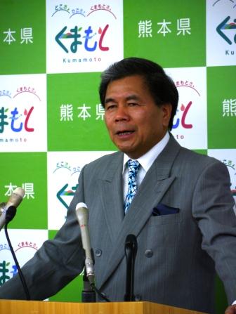 記者からの質問に答える蒲島知事の写真
