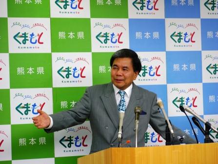 記者からの質問に答える蒲島知事の写真