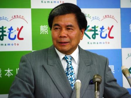 記者からの質問に答える蒲島知事の写真