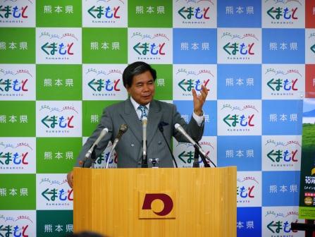 記者からの質問に答える蒲島知事の写真