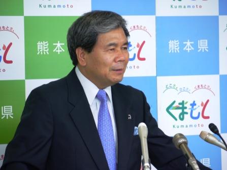 コメントする蒲島知事の写真
