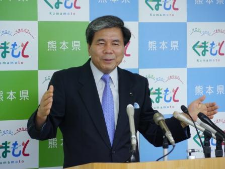 記者からの質問に答える蒲島知事の写真