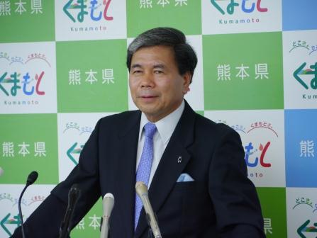 記者からの質問に答える蒲島知事の写真