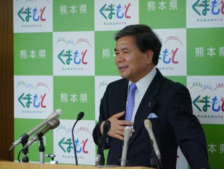 記者からの質問に答える蒲島知事の写真